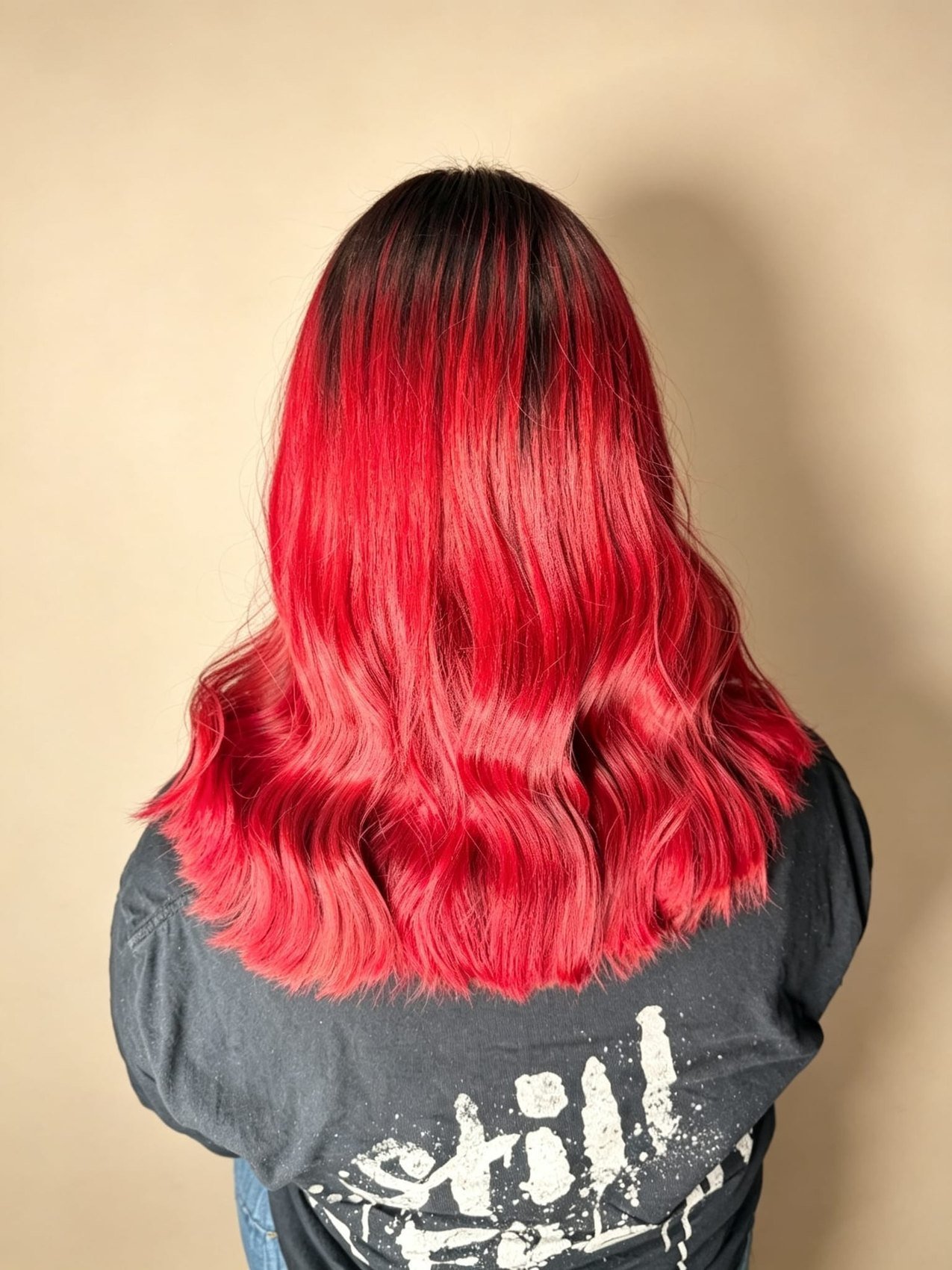 Kräftige rote Balayage mit Wellen – Haarfarbe im Salon Hair Artistic Dillingen