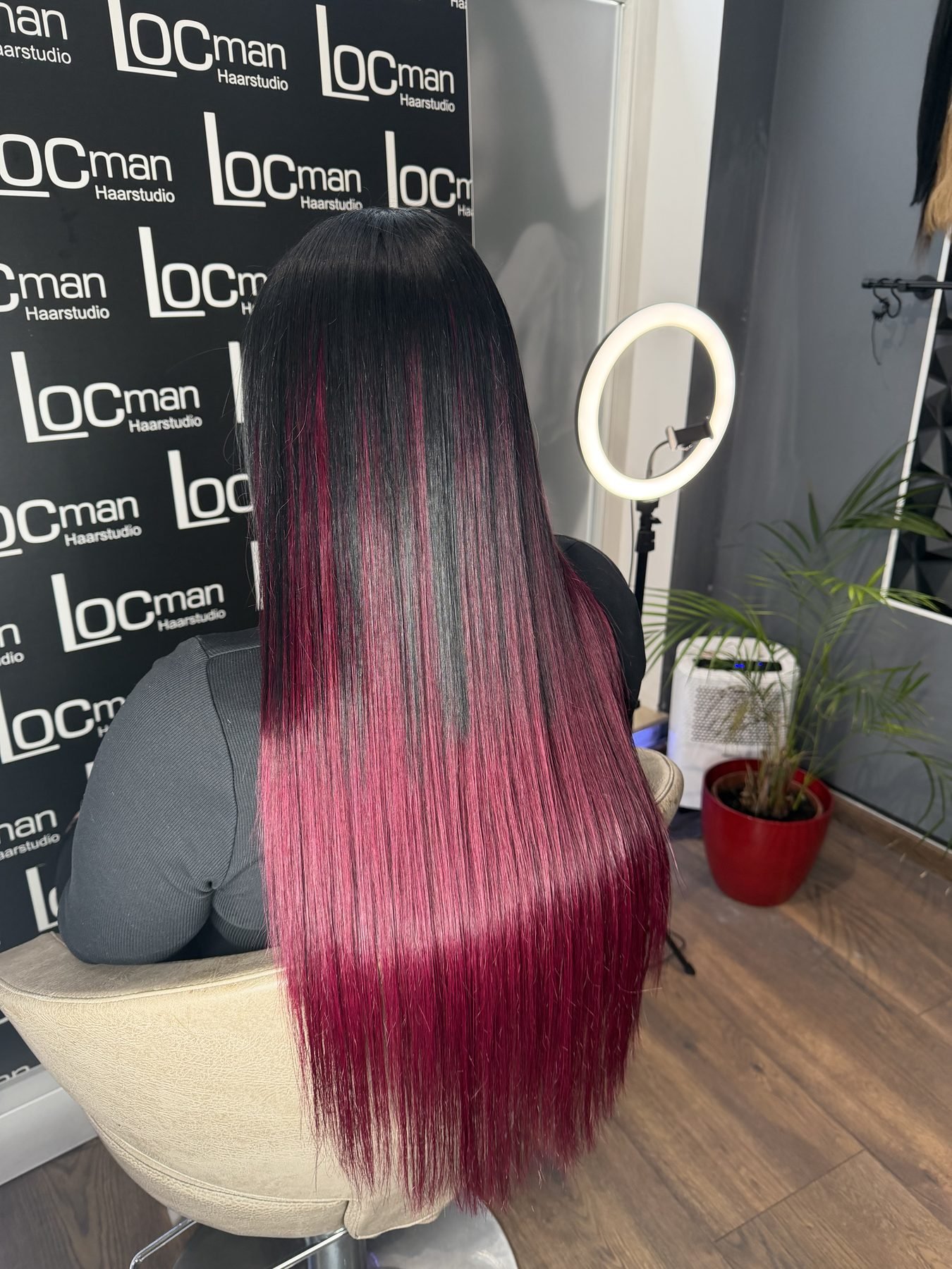 Burgundy-Ombré auf langem glattem Haar – Haarfarbe im Salon Hair Artistic Dillingen