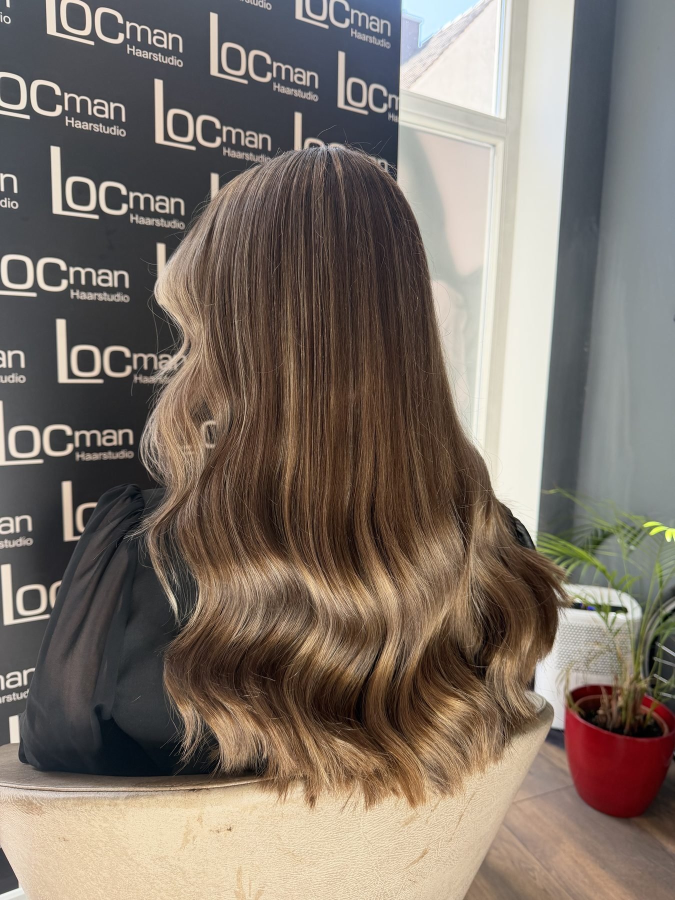 Karamell-Balayage mit weichen Wellen