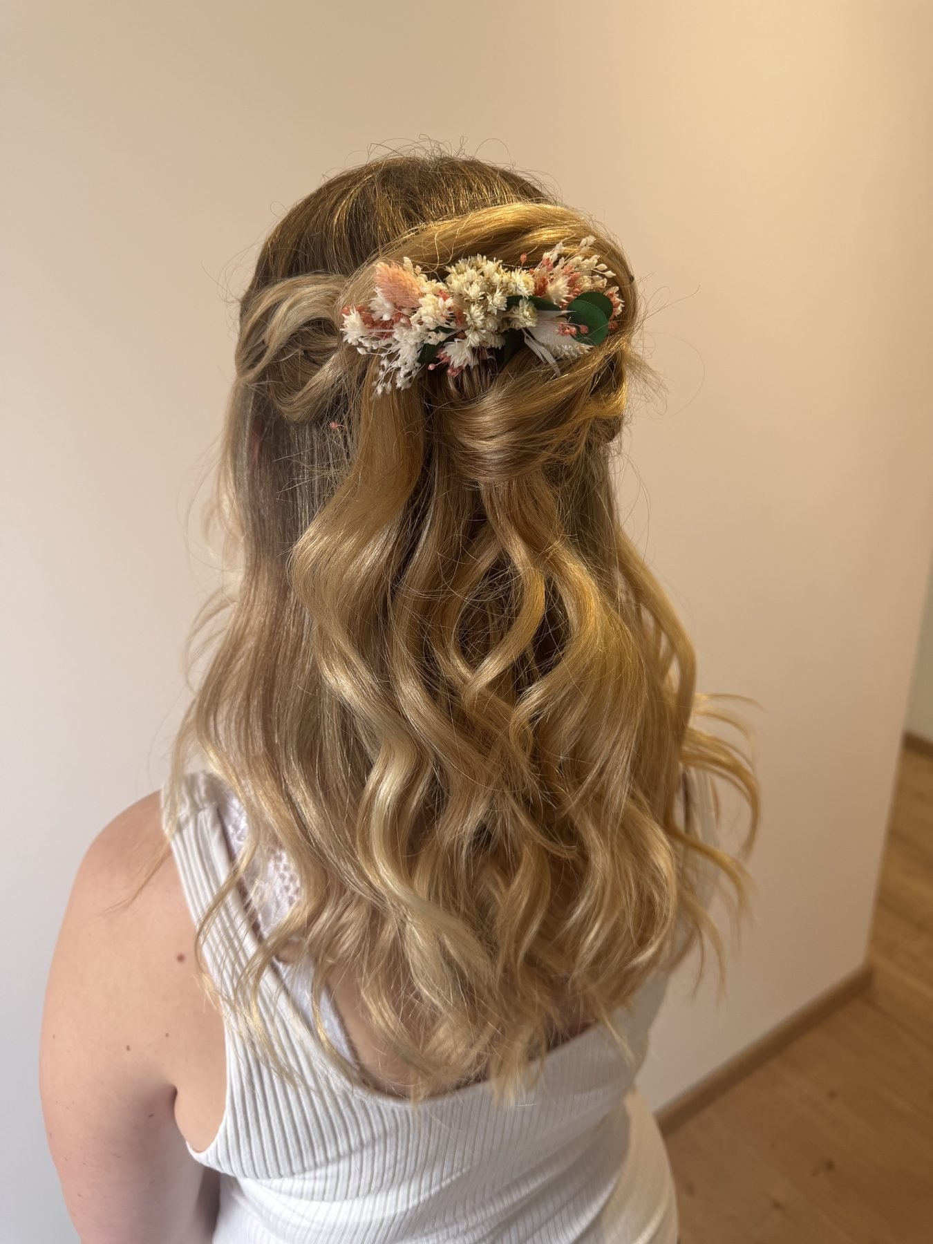 Hochsteckfrisur mit Blumen – Braut-Styling