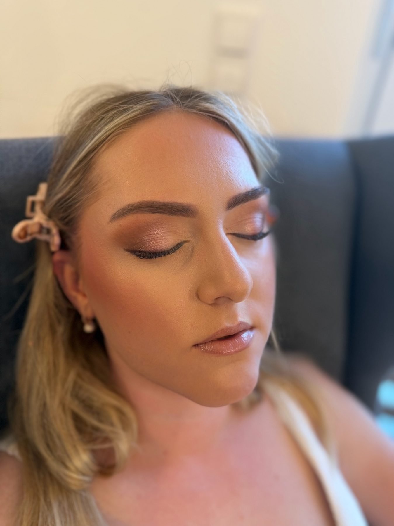 Braut-Make-up und elegante Hochsteckfrisur